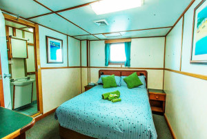 Eco Abrolhos middle deck double bed room