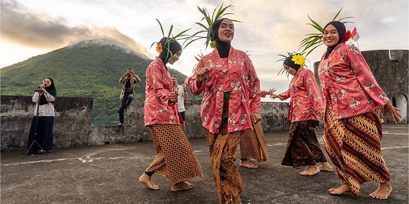 Traditional women dancing